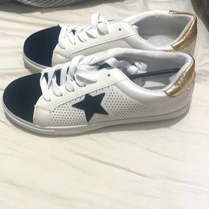 Cute sneakers never worn!